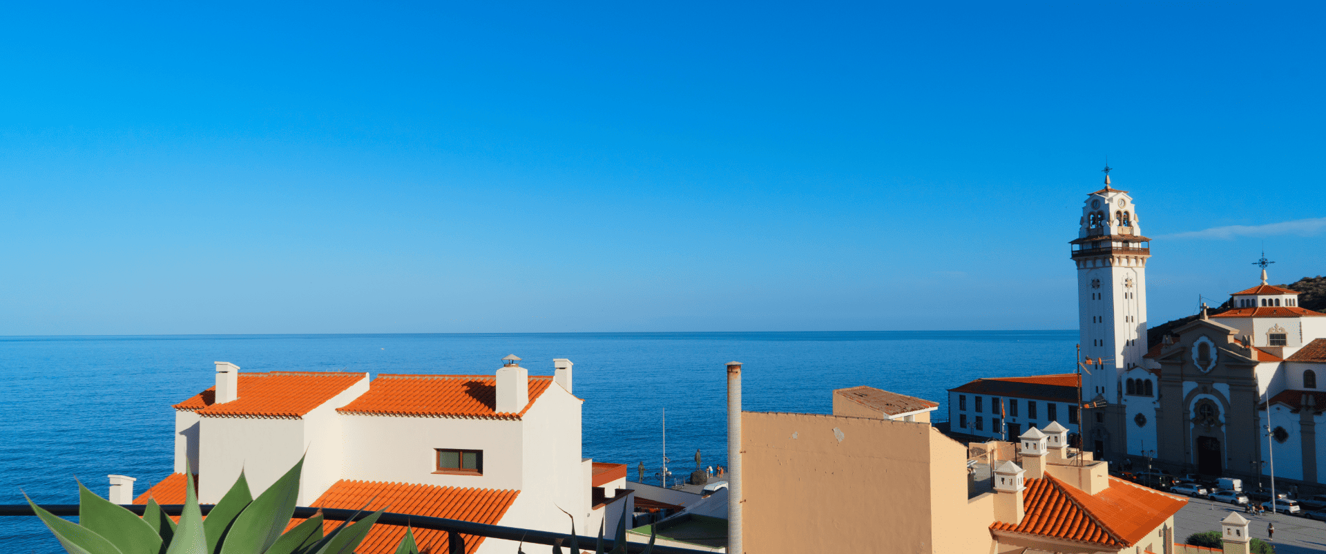 Witte huizen met oranje daken aan de Spaanse kust